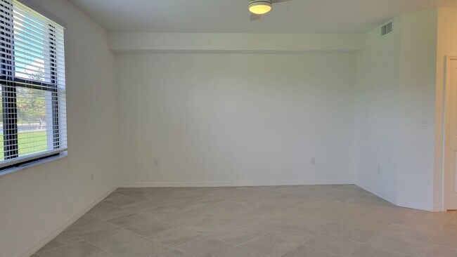 Building Photo - Annual UNfurnished luxury 3/2 ground floor...