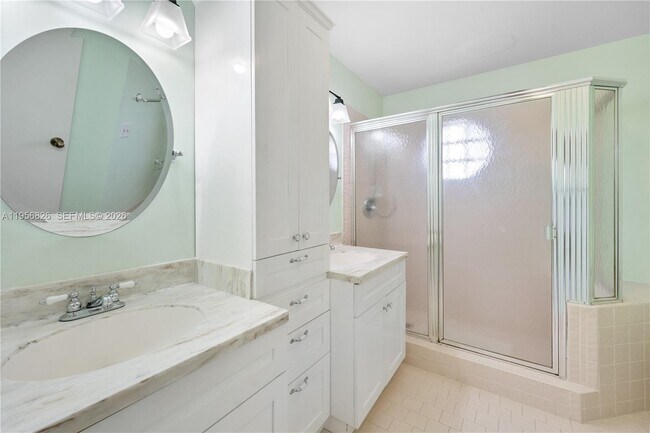 Building Photo - 2707 Pinewood Ct