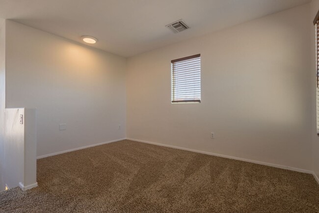 Building Photo - 4 Bedroom 3 Bathroom