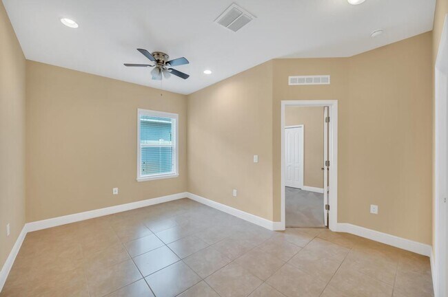 Building Photo - 5335 NW Wisk Fern Cir