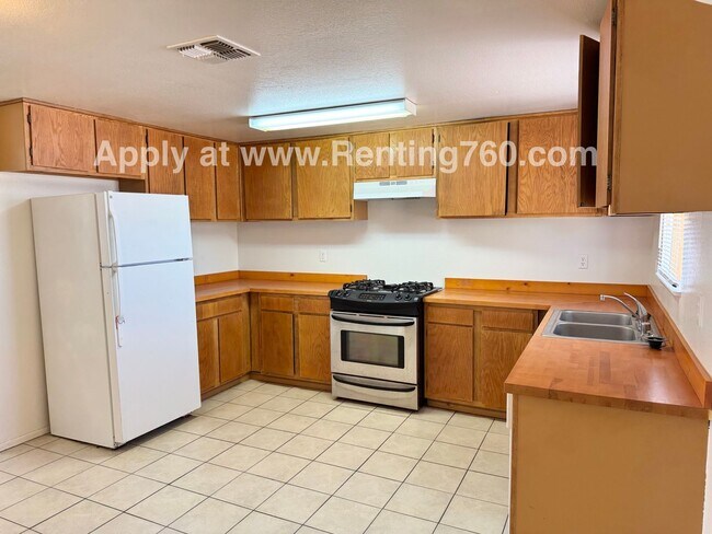 Building Photo - Spacious 2 Bed 1 Bath Home With Indoor Lau...