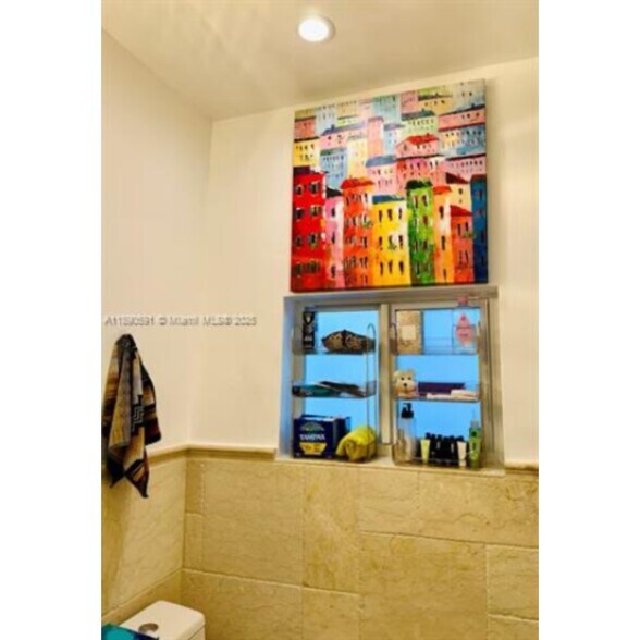 Building Photo - 9240 Byron Ave