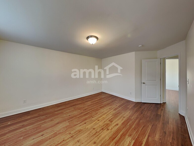 Building Photo - 206 Southfork Ln