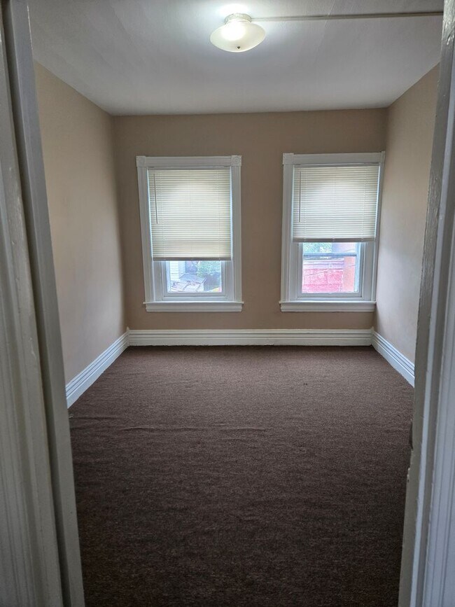 Building Photo - 409 N Refwal St