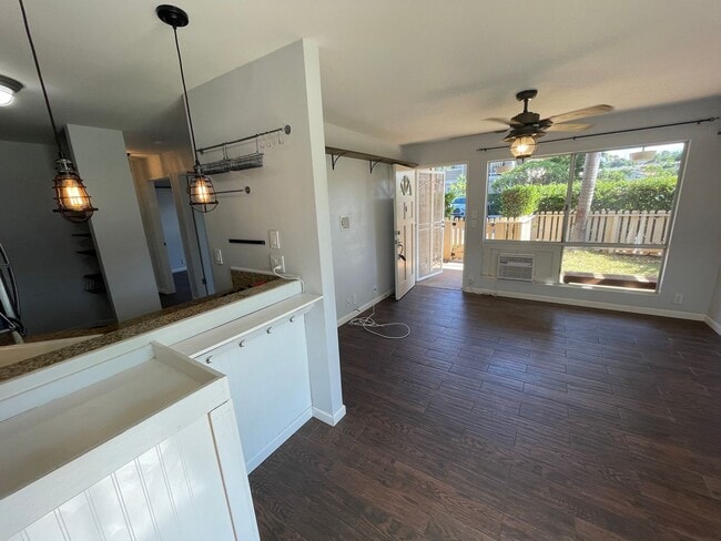 Building Photo - 2 Bed/ 1Bath Unfurnished Upgraded Ground Floor Southpointe Unit with a Yard + 2 Parking Spaces