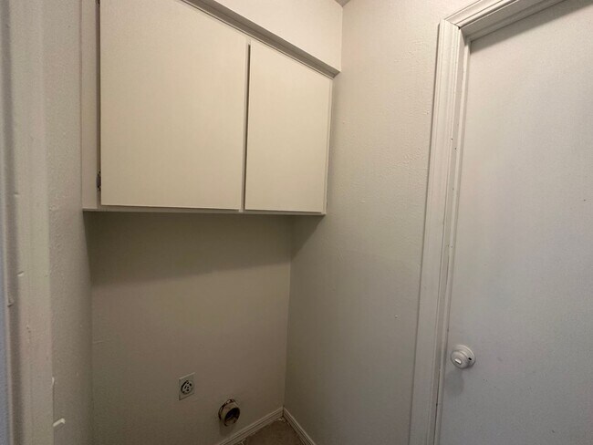 Building Photo - 2 Bed 2 Bath duplex on 10th and Council