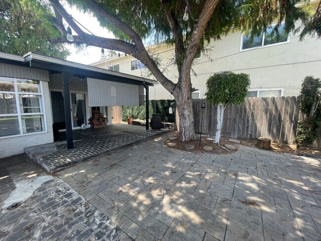 Building Photo - Beautiful 2 Bedroom Home with Large Yard