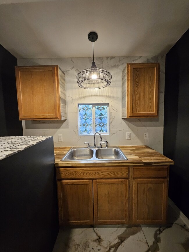 Building Photo - 4009 Oliver Ave