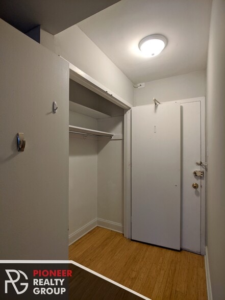 Building Photo - 429 W Wellington Ave