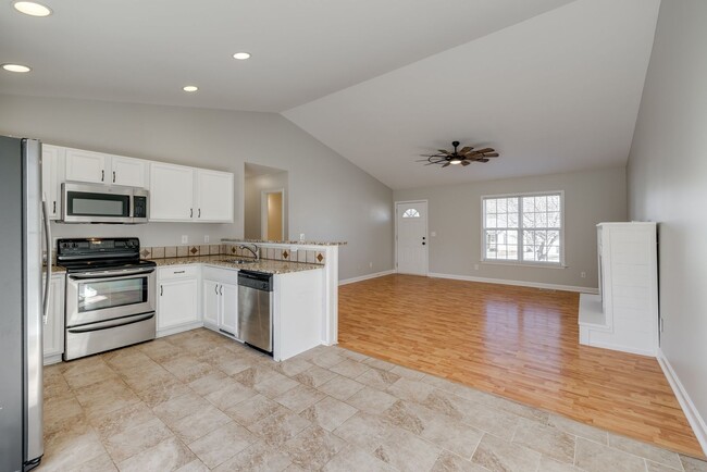 Building Photo - Nicely updated and well-maintained 3 bedro...