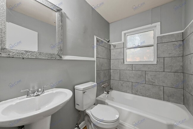 Building Photo - Improved Price! Cute 2/1 Duplex in Fort Wo...