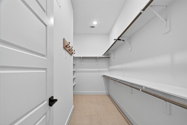 Building Photo - 1070 Mansfield St