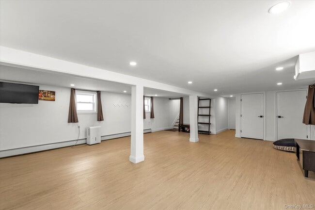 Building Photo - 75 Oswego Ave