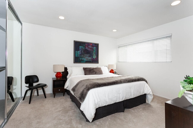 Building Photo - 938 San Vicente Blvd