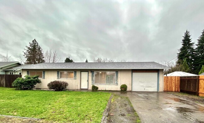 Building Photo - Freshly Updated 3-Bedroom Home with Spacious Backyard and Garage
