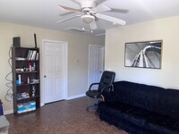 Building Photo - 2 bedroom, 1 bath
