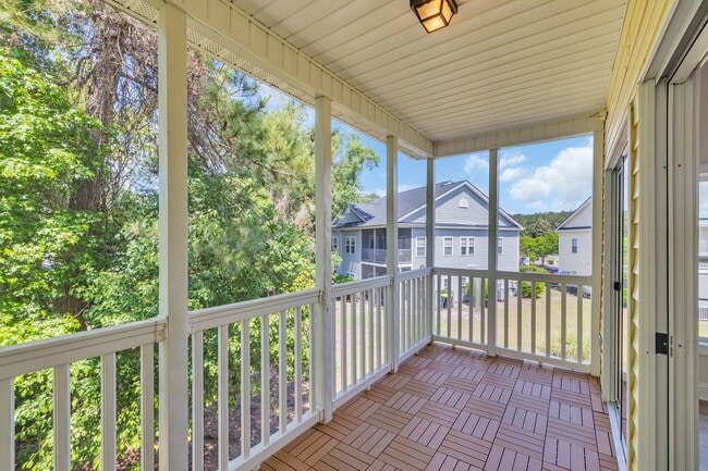 Building Photo - Beautifully renovated condo offering 3 Bed...