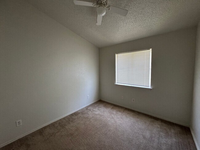 Building Photo - 2505 Windmill Dr