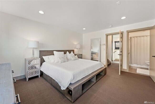 Building Photo - 2Bd/1.75Ba Seattle Townhouse