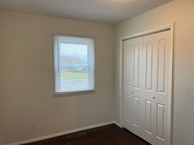 Building Photo - Centrally located 3 bedroom bungalow READY NOW!