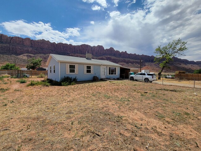 Building Photo - Moab Utah rental available with views of m...