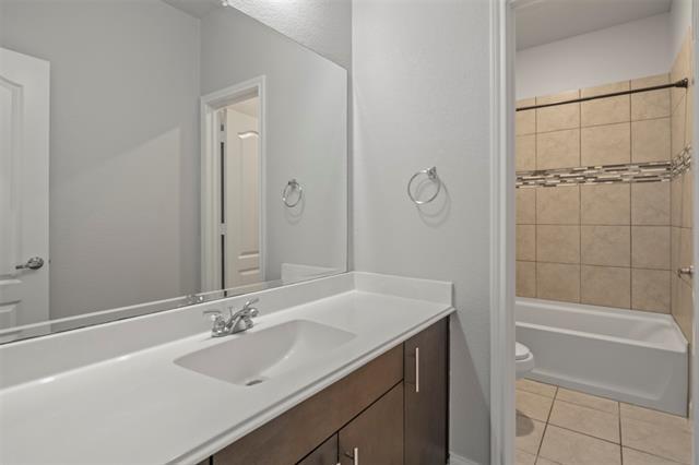 Building Photo - 1017 Chatsworth Dr