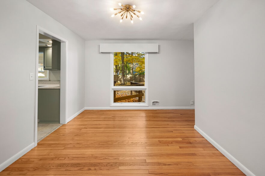 Building Photo - 1527 Summit Dr