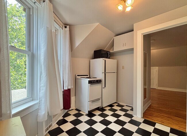 Building Photo - 176 S Chestnut St
