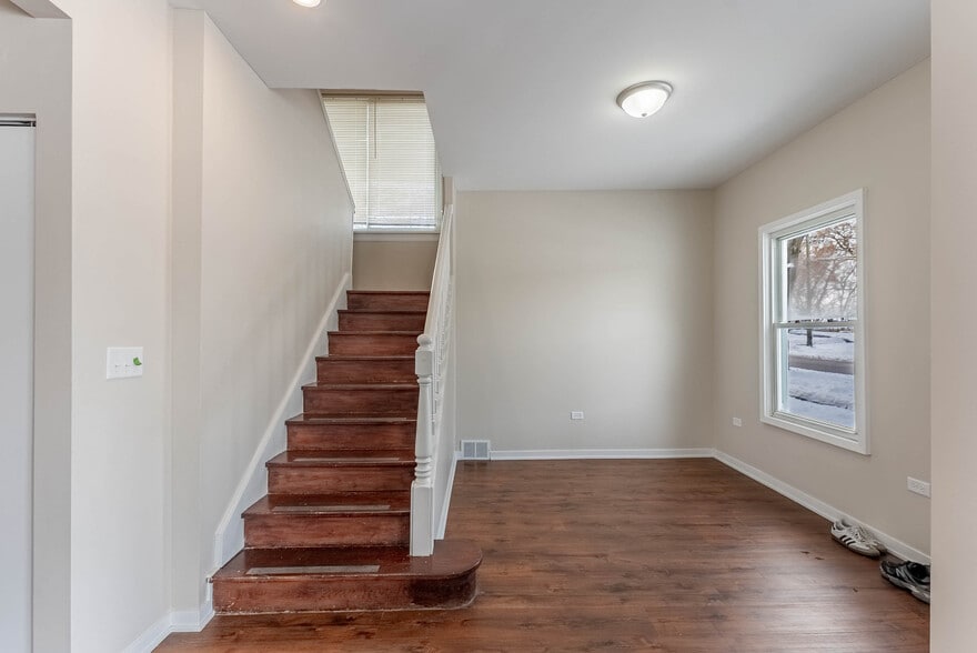 Building Photo - 125 S Main St