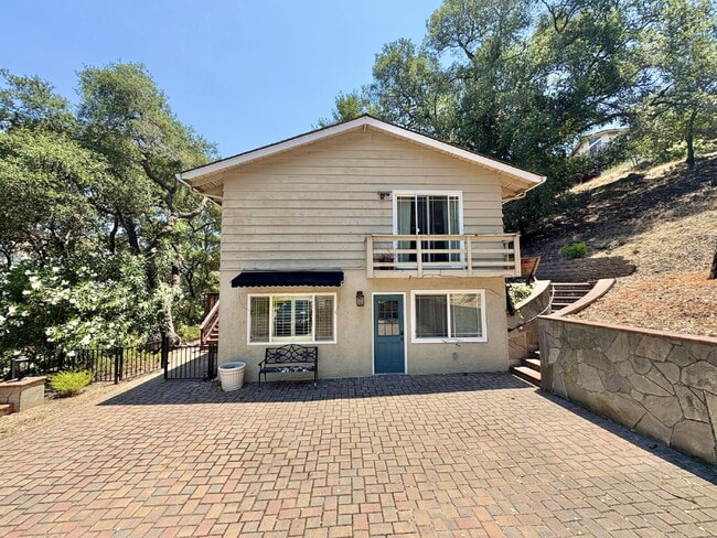 Building Photo - Charming 4-Bed by the Lake in Morgan Hill