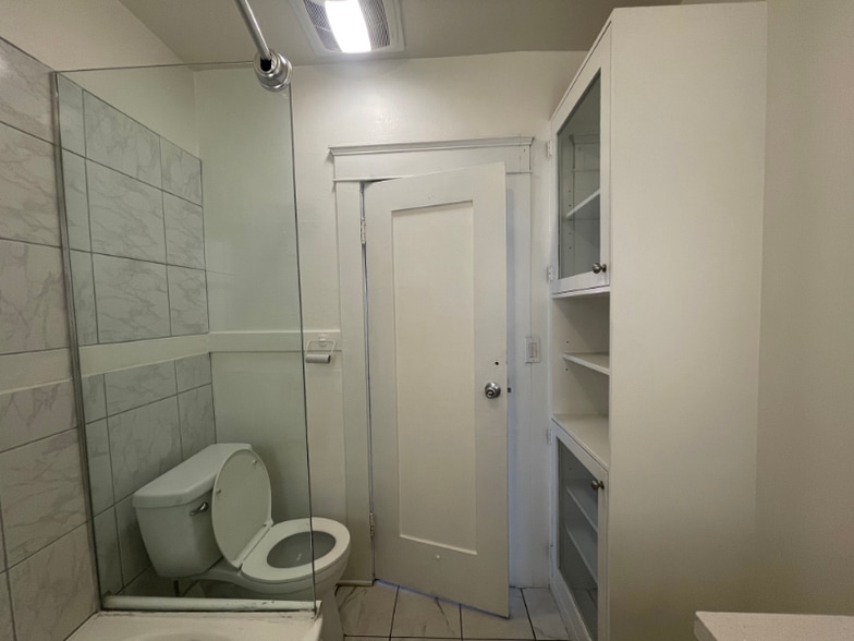 Building Photo - 1625 1/2 W 55th St