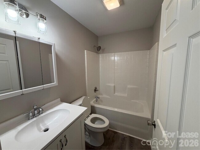 Building Photo - 2621 E Greenbriar Rd