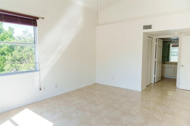 Building Photo - 509 E Sheridan St