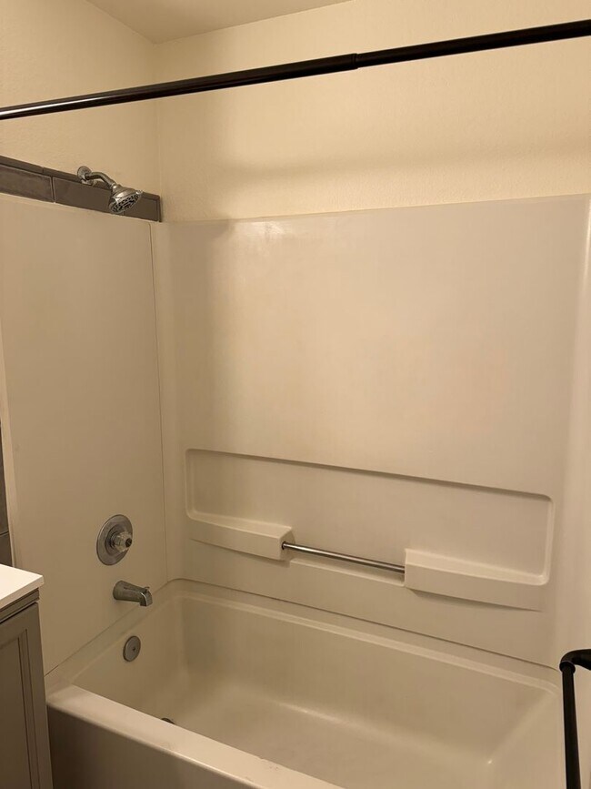 Building Photo - Adorable 2-bedroom 1 full bath and 1 car garage available now