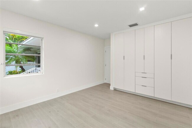 Building Photo - 1261 NE 98th St