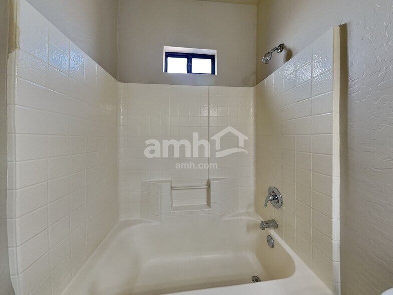 Building Photo - 6506 S 10th Dr