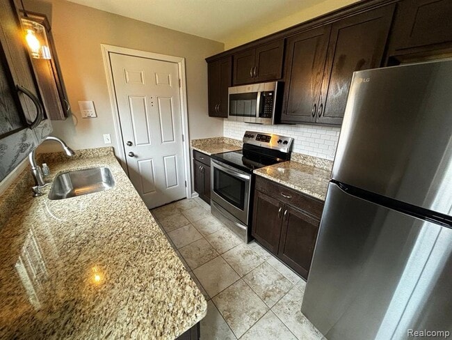 Building Photo - 454 Romeo Rd