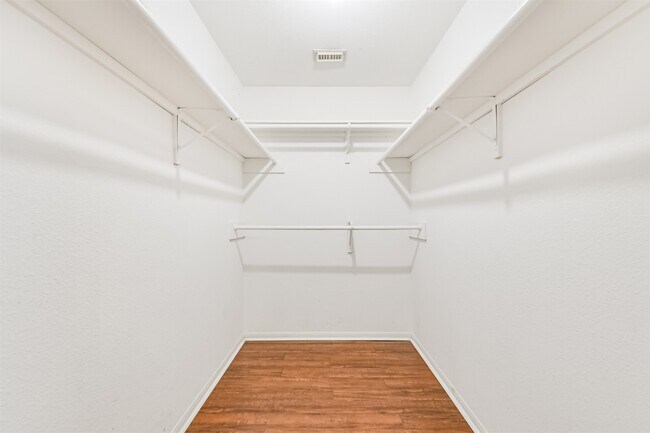 Building Photo - 4119 Hermitage Hollow Ln