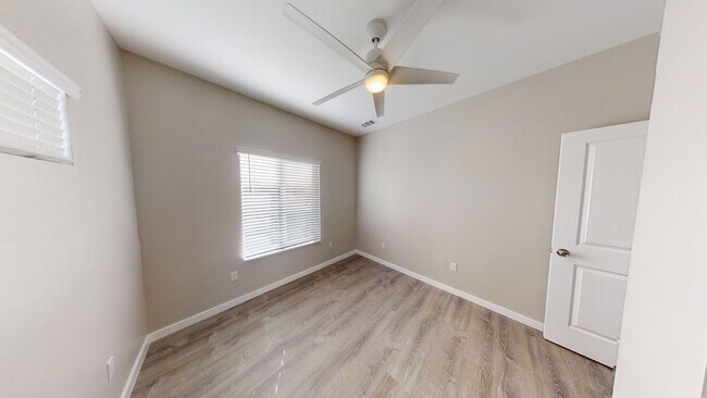 Building Photo - 4 BD 2 BR Unit, Tipton St