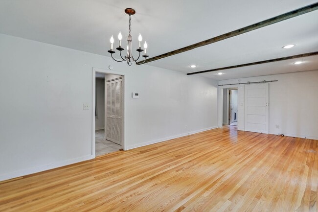 Building Photo - 3 bedroom, 2 bathroom in Northeast Jackson!
