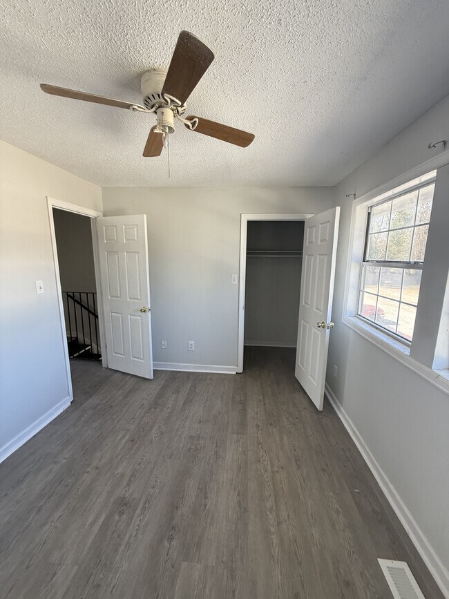 Building Photo - 413 Anderson Ave