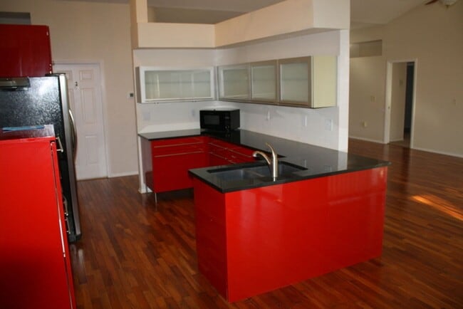 Building Photo - Beautiful 3 Bedroom two Bath