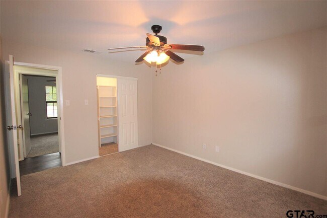 Building Photo - 15711 Echo Glen Dr