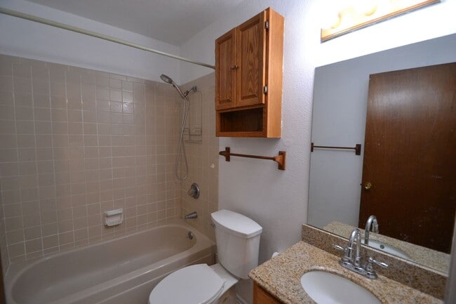 Building Photo - Westside 4 Bedroom with AC!