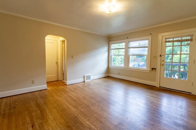 Building Photo - Charming One Bedroom Unit in Fourplex with Original Hardwoods, Breakfast Nook, Detached Garage