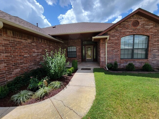 Building Photo - 8415 Valley Creek Dr