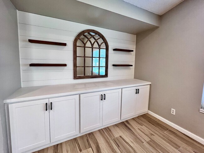 Building Photo - $2,795 Shaw & Academy 4 Bedroom / 2 Bathro...