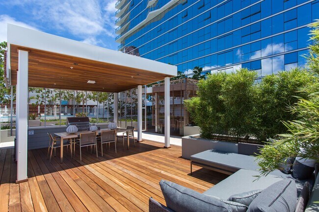 Building Photo - Fully Furnished Luxury Kakaako Living at Symphony 2 Bed, 2 Bath, 2 Parking