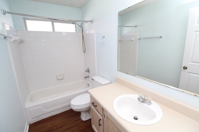 Building Photo - Charming 2BD/2BA Cottage in the Cottages a...