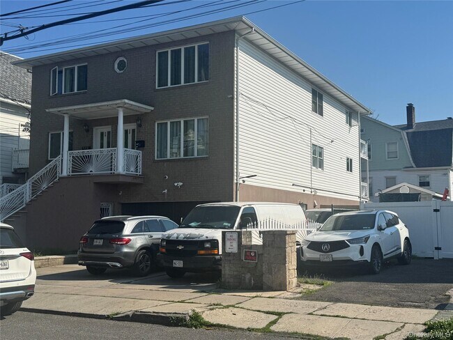 Building Photo - 12 Putnam St